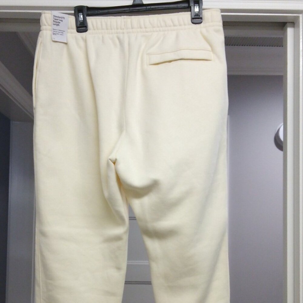 Nike Club Fleece Men's Size XL Logo Patch Coconut Cream Joggers New - Picture 7 of 10